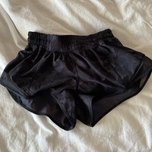 Lululemon Hotty hot low rise lined short 2.5 size 6